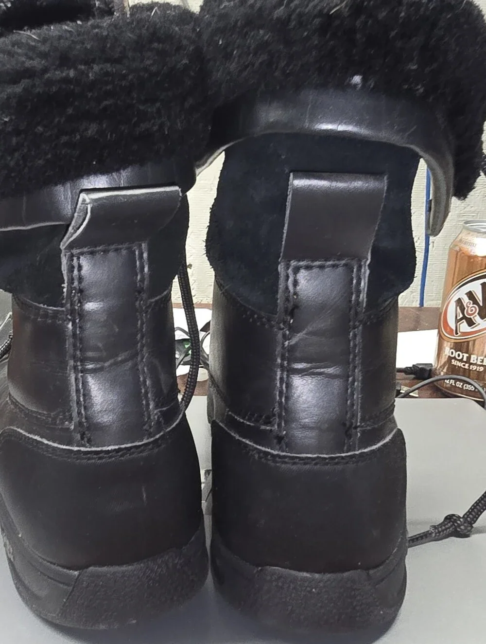UGG SIZE 5s, S/N 1098890K,